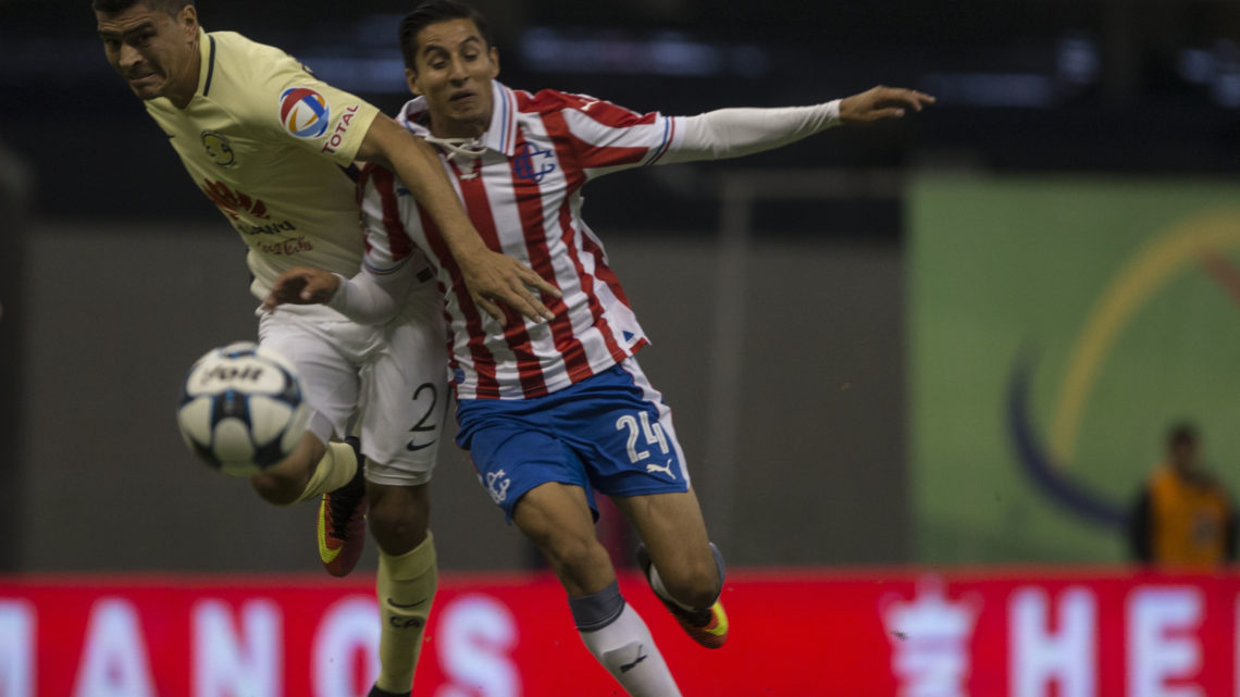 America´s Paolo Goltz , left, fights for the ball with Chivas´ Carlos Cisneros during a Mexican soccer league match in Mexico City, Saturday, Aug.  27, 2016. (AP Photo/Christian Palma)