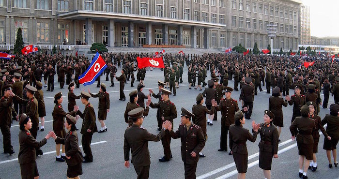 STR11.PYONGYANG.(COREA DEL NORTE).25/4/2006.-Imagen de la ceremonia militar del Ministerio de las Fuerzas Armadas Populares celebrada el lunes 24 de abril de 2006 en la plaza Jonsung de Pyongyang, para celebrar el 72∫ aniversario de la fundaciÛn del ejÈrcito popular. EFE/-