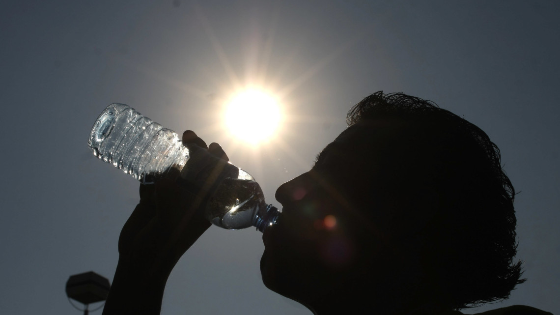 PUEBLA, PUEBLA, 28ABRIL2011.- Cientos de personas buscan la manera de refrescarse usando ropa ligera, cubriendose con sombrillas, bebidas fras y hazta mojarse en las fuentes del centro histrico, ante la ola de calor que se ha registrado en el estado. En la capital la temperatura oscila a una mxima de 28 a 34 grados. 
FOTO: FRANCISCO GUASCO/CUARTOSCURO.COM