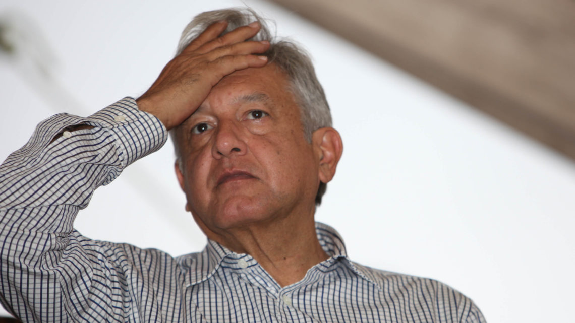 Andrés Manuel López Obrador, encabeza asamblea delegacional de MORENA y toma protesta al comite de MORENA en Iztapalapa,  lo acompañan Clara Brugada y Martí Batres, Ciudad de México.Foto: Benjamin Flores / Proceso