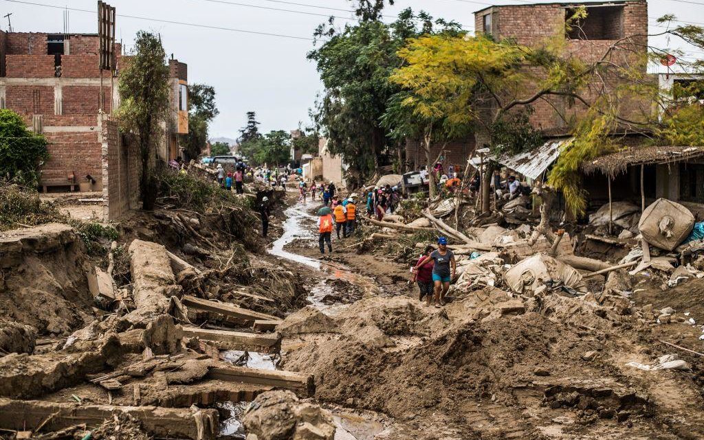 TOPSHOT - A view of the damage caused by flash floods in Huachipa district, east of Lima, on March 19, 2017.
El Nino-fuelled flash floods and landslides hit parts of Lima, where most of the water distribution systems have collapsed due to unusual heavy seasonal downpours and people are facing drinking water shortages. / AFP PHOTO / Ernesto BENAVIDES        (Photo credit should read ERNESTO BENAVIDES/AFP/Getty Images)