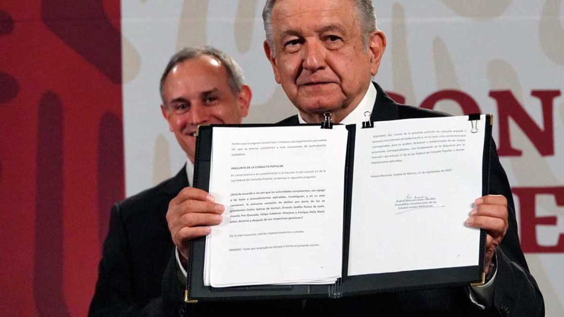 CIUDAD DE MÉXICO, 15SEPTIEMBRE2020. - Andrés Manuel López Obrador, presidente de México, acompañado de Jorge Alcocer Varela, secretario de Salud; Hugo López-Gatell Ramírez, subsecretario de Prevención y Promoción de la Salud y Julio Scherer Ibarra, consejero jurídico de la Presidencia durante la conferencia matutina que se lleva a cabo en Palacio Nacional  Prevención y Promoción de la Salud y Julio Scherer Ibarra, consejero jurídico de la Presidencia, durante la conferencia de prensa que se lleva a cabo en Palacio Naciona en la cual  se firmó documento solicitud para el senado de la República donde se pide enjuiciar a ex presidentes desde el año 1988. 
FOTO: ANDREA MURCIA /CUARTOSCURO.COM